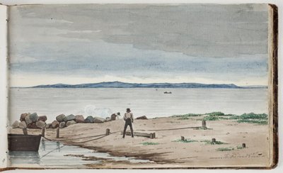 Vista hacia un paisaje costero con nubes de tormenta en el cielo. Dos hombres trabajan junto a un bote y una hoguera en primer plano de Martinus Rørbye