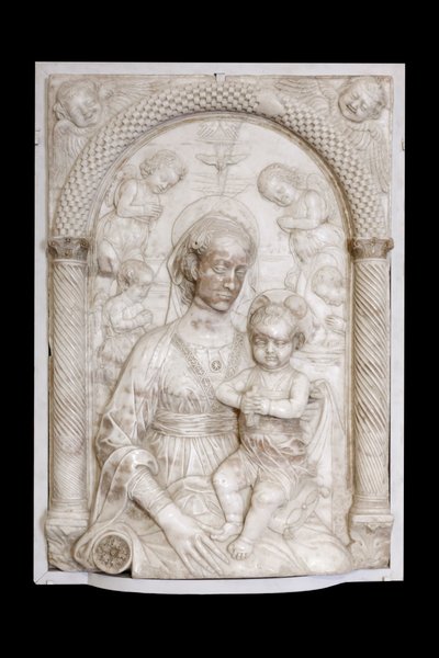 Virgen con el Niño y ángeles, c.1460 (mármol) de Master of the Marble Madonnas