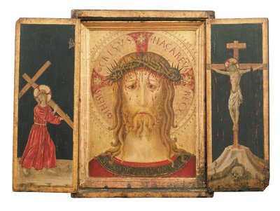 Un tríptico: Cristo Redentor flanqueado por el Cristo que lleva la Cruz y La Crucifixión (panel de fondo dorado en marco integral) de Master of the Pietà di San Costanzo