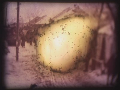 Barbarroja, 2002 (Proyector de vídeo y proyector de diapositivas simulado) de Mat Collishaw