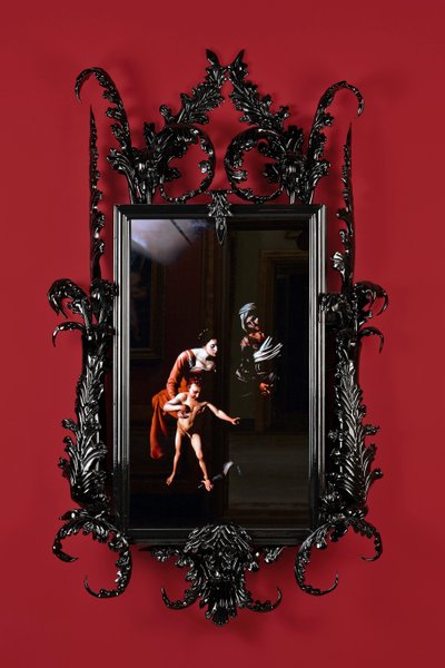 Black Mirror, Leo Minor, 2014 (cristal de Murano negro, espejo de vigilancia, acero, madera, laca, pantalla LCD y disco duro) de Mat Collishaw