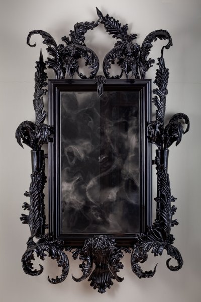 East of Eden, 2013 (cristal de Murano negro, espejo de vigilancia, acero, madera, laca, pantalla LCD y disco duro) de Mat Collishaw
