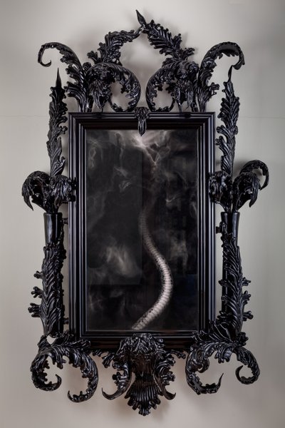East of Eden, 2013 (cristal de Murano negro, espejo de vigilancia, acero, madera, laca, pantalla LCD y disco duro) de Mat Collishaw
