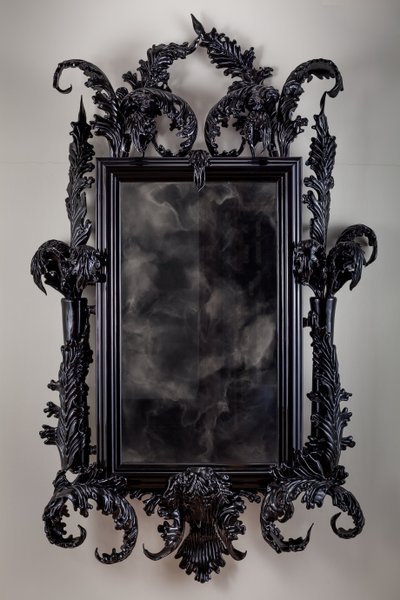 East of Eden, 2013 (cristal de Murano negro, espejo de vigilancia, acero, madera, laca, pantalla LCD y disco duro) de Mat Collishaw