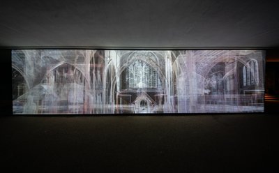 Ecolocalización, 2021 (proyección de vídeo de 3 canales sobre malla de polipropileno) de Mat Collishaw