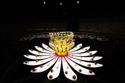 Equinox, 2021 (acrílico, circuito eléctrico, sistema hidráulico, laca, motor, pintura, resina reciclada, acero) de Mat Collishaw