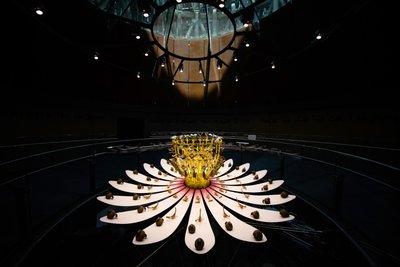 Equinox, 2021 (acrílico, circuito eléctrico, sistema hidráulico, laca, motor, pintura, resina reciclada, acero) de Mat Collishaw