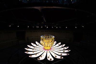 Equinox, 2021 (acrílico, circuito eléctrico, sistema hidráulico, laca, motor, pintura, resina reciclada, acero) de Mat Collishaw