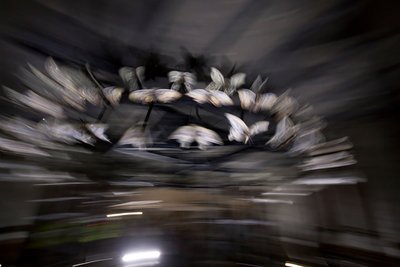 Linterna mágica, 2010 (armazón de acero, chapa de aluminio perforada, resina expandida, luces LED, motor) de Mat Collishaw