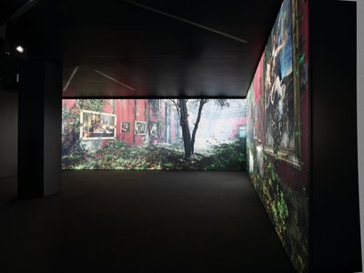 Exposición "Petrichor" de Mat Collishaw en Kew Gardens, Londres, 2023 (foto) de Mat Collishaw