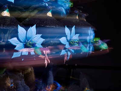 El alma centrífuga, 2016 (acrílico, aluminio, acero, luces LED, motor, circuitos electrónicos, resina y pintura) de Mat Collishaw