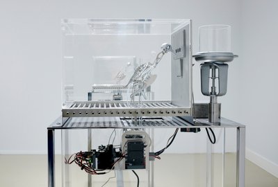 The Machine Zone, 2019 (Acero, aluminio, servomotores) de Mat Collishaw