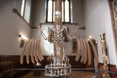 The Nerve Rack, 2019 (acetal, acrílico, aluminio, latón, circuitos eléctricos, pintura, PVC, resina, servomotores, acero) de Mat Collishaw