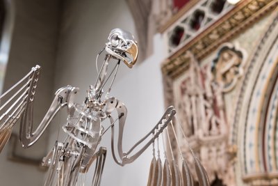 The Nerve Rack, 2019 (acetal, acrílico, aluminio, latón, circuitos eléctricos, pintura, PVC, resina, servomotores, acero) de Mat Collishaw