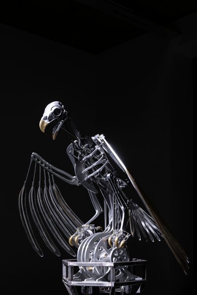 The Nerve Rack, 2019 (acetal, acrílico, aluminio, latón, circuitos eléctricos, pintura, PVC, resina, servomotores, acero) de Mat Collishaw