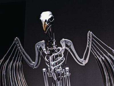 The Nerve Rack, 2019 (acetal, acrílico, aluminio, latón, circuitos eléctricos, pintura, PVC, resina, servomotores, acero) de Mat Collishaw