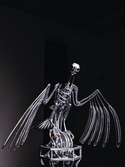 The Nerve Rack, 2019 (acetal, acrílico, aluminio, latón, circuitos eléctricos, pintura, PVC, resina, servomotores, acero) de Mat Collishaw