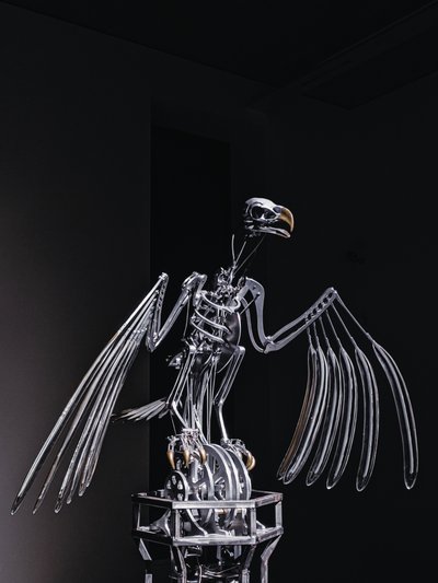 The Nerve Rack, 2019 (acetal, acrílico, aluminio, latón, circuitos eléctricos, pintura, PVC, resina, servomotores, acero) de Mat Collishaw