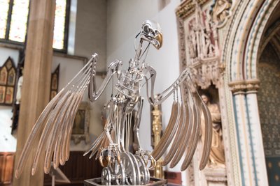 The Nerve Rack, 2019 (acetal, acrílico, aluminio, latón, circuitos eléctricos, pintura, PVC, resina, servomotores, acero) de Mat Collishaw