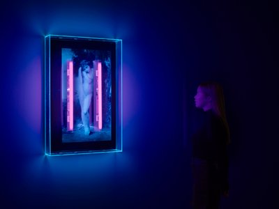 Ángel ultravioleta, 2008 (tinta ultravioleta sobre caja de plexiglás, 2 luces de neón ultravioleta) de Mat Collishaw