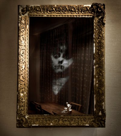 Women Under the Influence, 2009 (marco antiguo, espejo bidireccional, madera, acero, pantalla LCD y disco duro) de Mat Collishaw