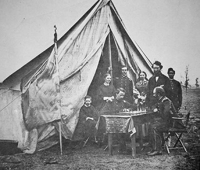 Coronel James P. McMahon con su Familia y Amigos Jugando Ajedrez en el Cuartel General del 164º Regimiento de Infantería de Nueva York de Mathew Brady