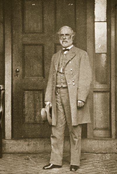 El general Robert E. Lee de pie fuera de su casa en Richmond, abril 1865 de Mathew B. Brady