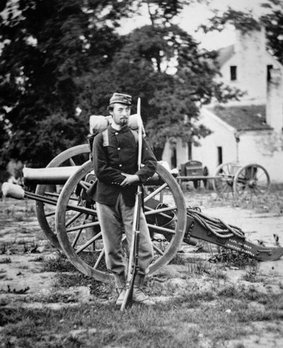 Soldado D.W.C. Arnold, Ejército de la Unión, fotografiado cerca de Harper