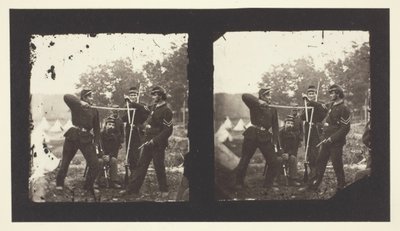 Sin título [Soldados americanos posando con armas], 1850-1900 de Mathew Brady