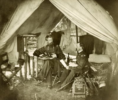 General Jefferson C. Davis y oficial sentados en una tienda, pub.1861 de Mathew and studio Brady