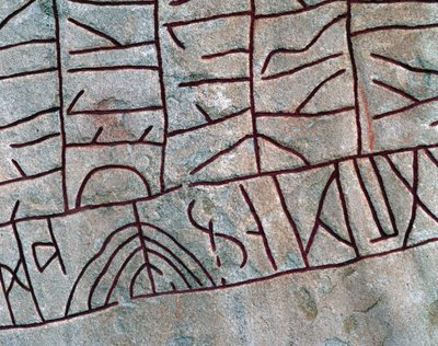 (detalle) de la piedra rúnica en Rök, Östergötland, Suecia de Mats Alm