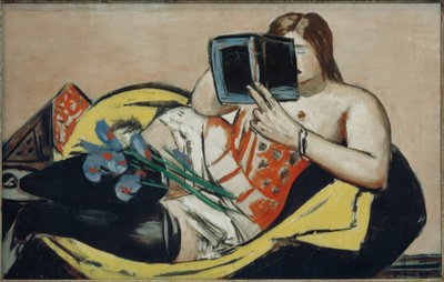 Mujer acostada con libro y lirios de Max Beckmann