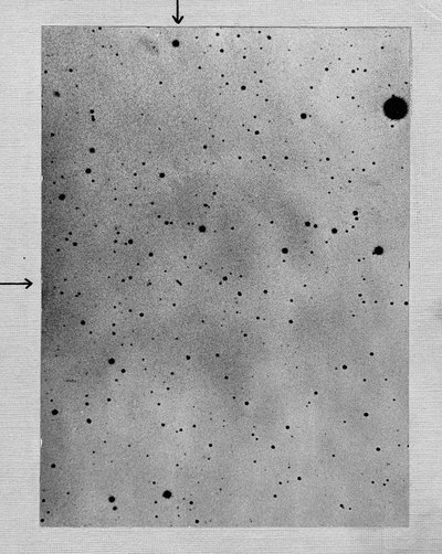 Exposición prolongada del campo estelar mostrando la trayectoria del asteroide Sappho contra puntos de estrellas de Max Wolf