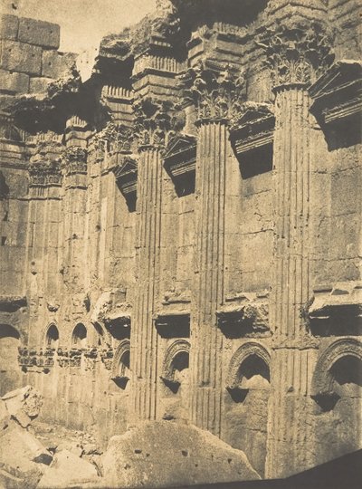 Columnata interior del Naos del Templo de Júpiter, en Baalbek Heliópolis, 15 de septiembre de 1850 de Maxime Du Camp