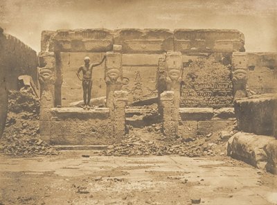 Hypetre de Athor, en la terraza del gran templo de Denderah Tentyris, 1849-50 de Maxime Du Camp