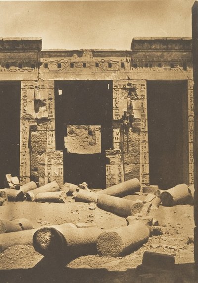 Pilares en el patio del palacio de Ramsés-Meiamoun, en Medinet-habou Tebas, 1849-50 de Maxime Du Camp
