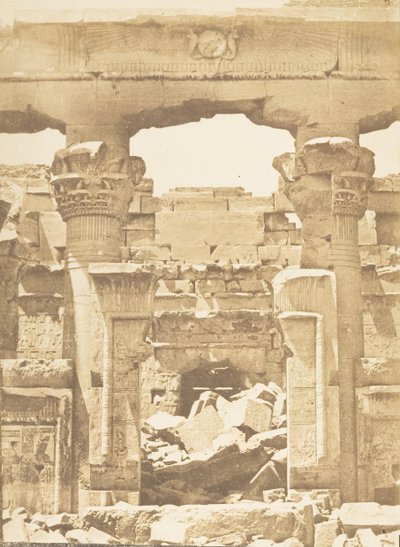 Templo de Kalabcheh - Entre columnas medias del Pronaos de Maxime Du Camp