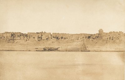 Vista general de Esné No. 1 extremo sur, 1849-50 de Maxime Du Camp