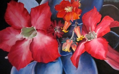 Flores rojas y azules de colores vivos de Maxine Shore