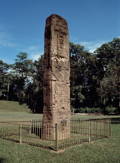 Detalle de la estela E en la gran plaza de Mayan