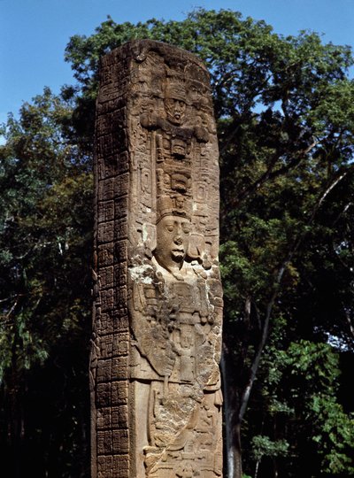 Detalle de la estela E en la gran plaza de Mayan