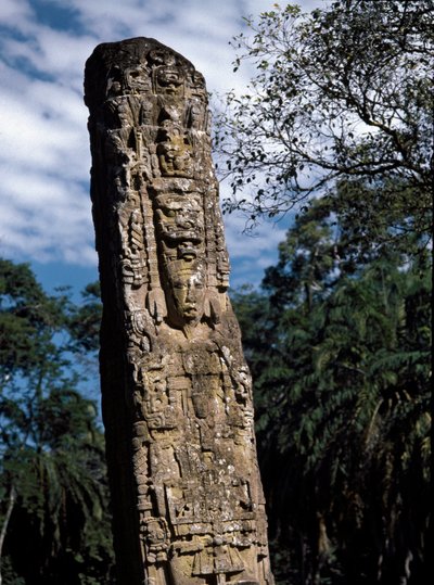 (detalle) de la estela F en la gran plaza de Mayan