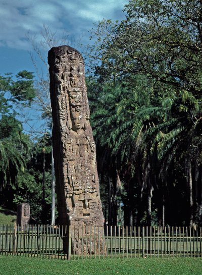 (detalle) de la estela F en la gran plaza de Mayan