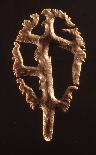 Pedernal excéntrico colocado en dedicación en la Escalera Jeroglífica, Copán, Periodo Clásico Tardío (600-900) de Mayan