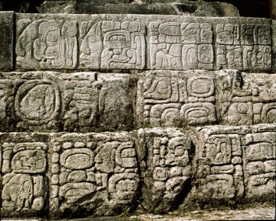 Glifos en la casa C, patio 2 en el palacio de Mayan