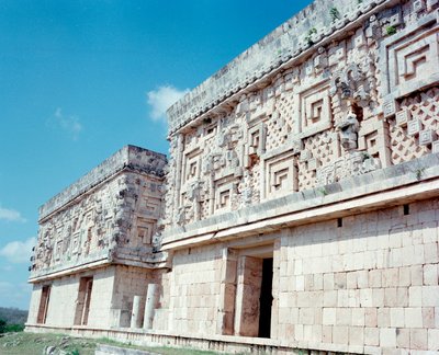 Civilización precolombina: vista del sitio de Uxmal, antigua capital maya, estilo Puuc. Norte de Yucatán 600-900 d.C.: pirámide del adivino. México de Mayan