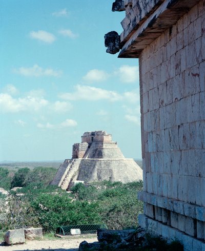 Civilización precolombina: vista del templo superior en el sitio de Uxmal, antigua capital maya, estilo Puuc. Norte de Yucatán 600-900 d.C. México de Mayan