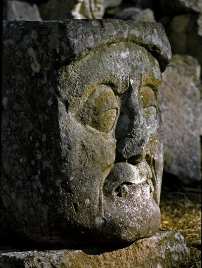 Escultura de piedra de una cabeza de hombre de la acrópolis oriental de Mayan