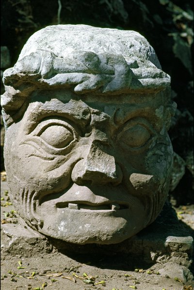 Escultura de piedra de una cabeza de anciano llamada el anciano de Copán, templo 11 de Mayan