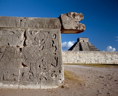 El gran patio de juegos de pelota y al fondo el castillo, 750-1200 de Mayan
